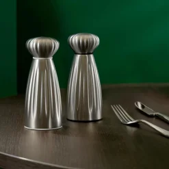 Robert Welch Salt- og peberkværne Palm Satin Medium med bakke Sæt